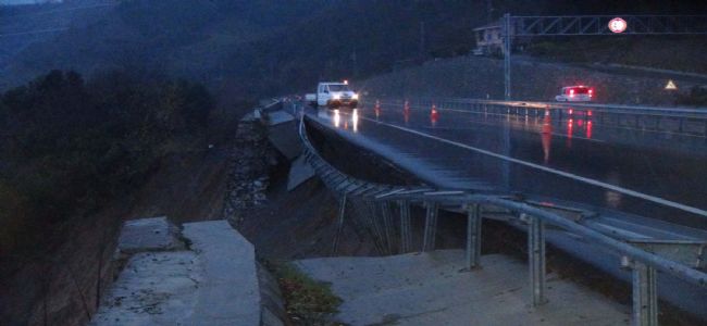 ALAPLI- AKÇAKOCA KARAYOLUNUN 50 METRELİK BÖLÜMÜNDE ÇÖKME MEYDANA GELDİ